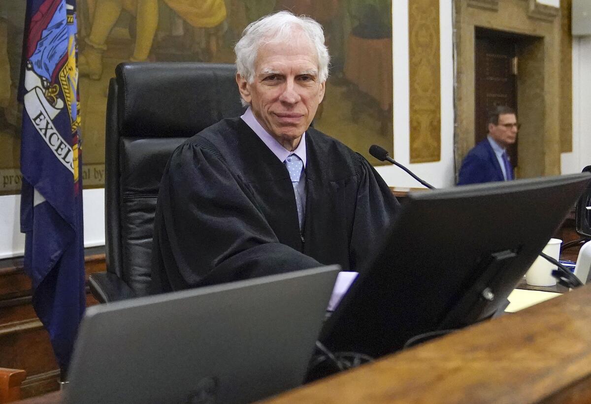 ARCHIVO - El juez Arthur Engoron sentado en el tribunal previo al inicio del juicio de fraude civil