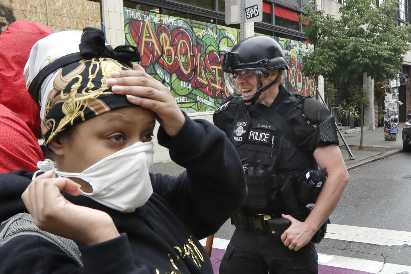 Seattle Pd Protesters Police clear out Seattle’s protest zone following mayor’s order - Los ...