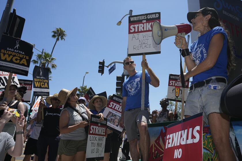 La actriz Justine Bateman (d) en una protesta a favor de los derechos de los actores, frente a la sede de Netflix, en los Ángeles, el 13 de julio de 2023. . (Foto AP/Mark J. Terrill)