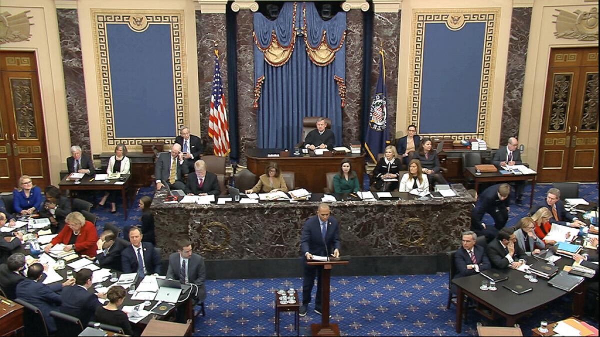 En esta imagen tomada de un video, el fiscal de la Cámara de Representantes Hakeem Jeffires, habla durante el juicio político contra el presidente Donald Trump en el Senado, el miércoles 22 de enero de 2020, en Washington. (Senate Television via AP)