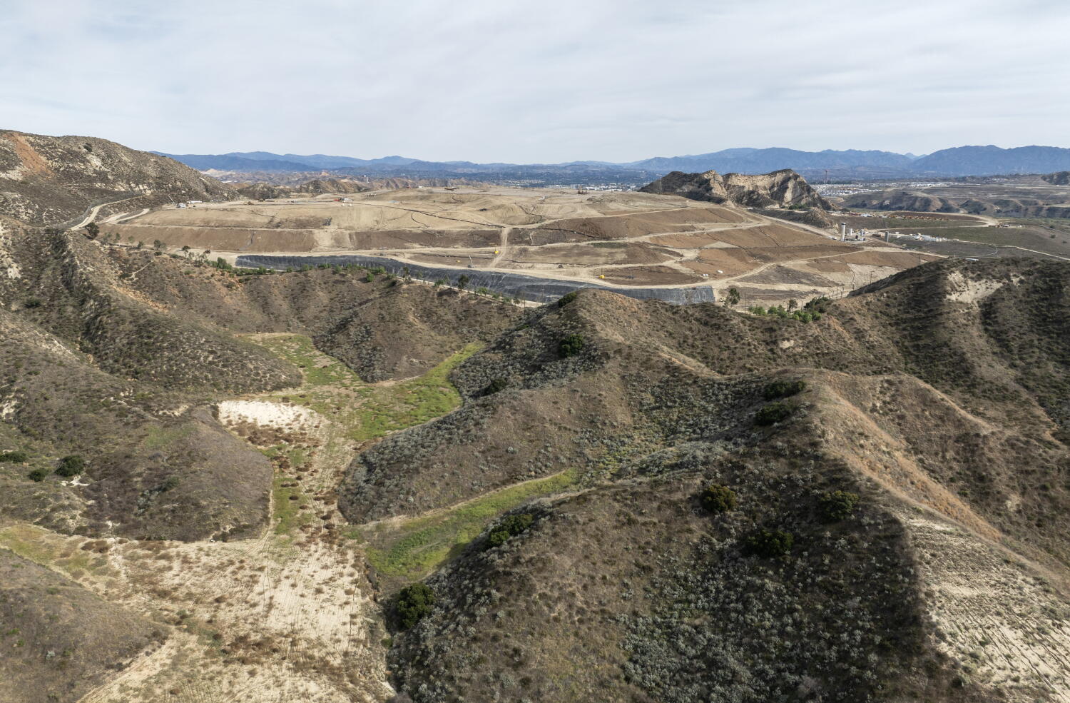 Castaic's Chiquita Canyon landfill blamed for headaches, dizziness and wheezing, says state lawsuit