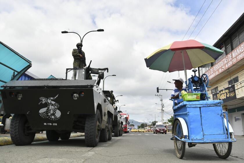 Soldados patrullan las calles en vehículos blindados en Portoviejo, Ecuador, el jueves 11 de enero de 2024. El presidente Daniel Noboa decretó el lunes el estado de emergencia nacional debido a una ola de criminalidad, una medida que permite a las autoridades suspender los derechos de las personas y movilizar a los militares. (Foto AP/Ariel Ochoa)