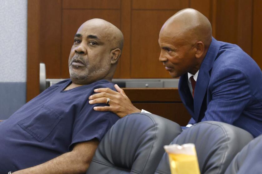 ARCHIVO - Duane "Keffe D" Davis, izquierda, acusado de orquestar el asesinato en 1996 del ícono del hip hop Tupac Shakur, escucha a su abogado Carl Arnold durante una audiencia en el Centro de Justicia Regional, el 23 de julio de 2024, en Las Vegas. (Bizuayehu Tesfaye/Las Vegas Review-Journal vía AP, archivo)