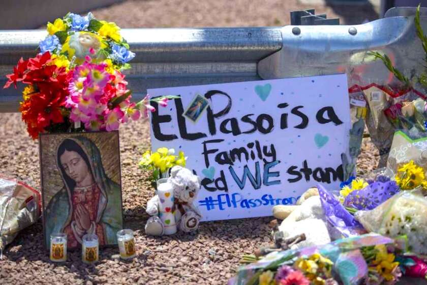 Flores y una pintura de la virgen María para las víctimas del tiroteo masivo en un centro comercial de El Paso, Texas.