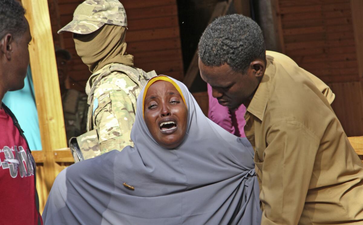 Una mujer llora por su hija, herida en la cabeza por los milicianos que atacaron un restaurante en Mogadiscio, Somalia, jueves 15 de junio de 2017. El ataque de la milicia al-Shabab dejó al menos 31 muertos.