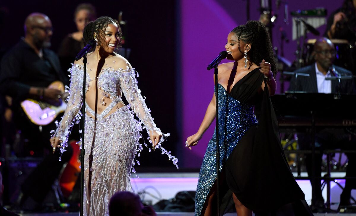 Chlöe Bailey and Halle Bailey performing onstage together