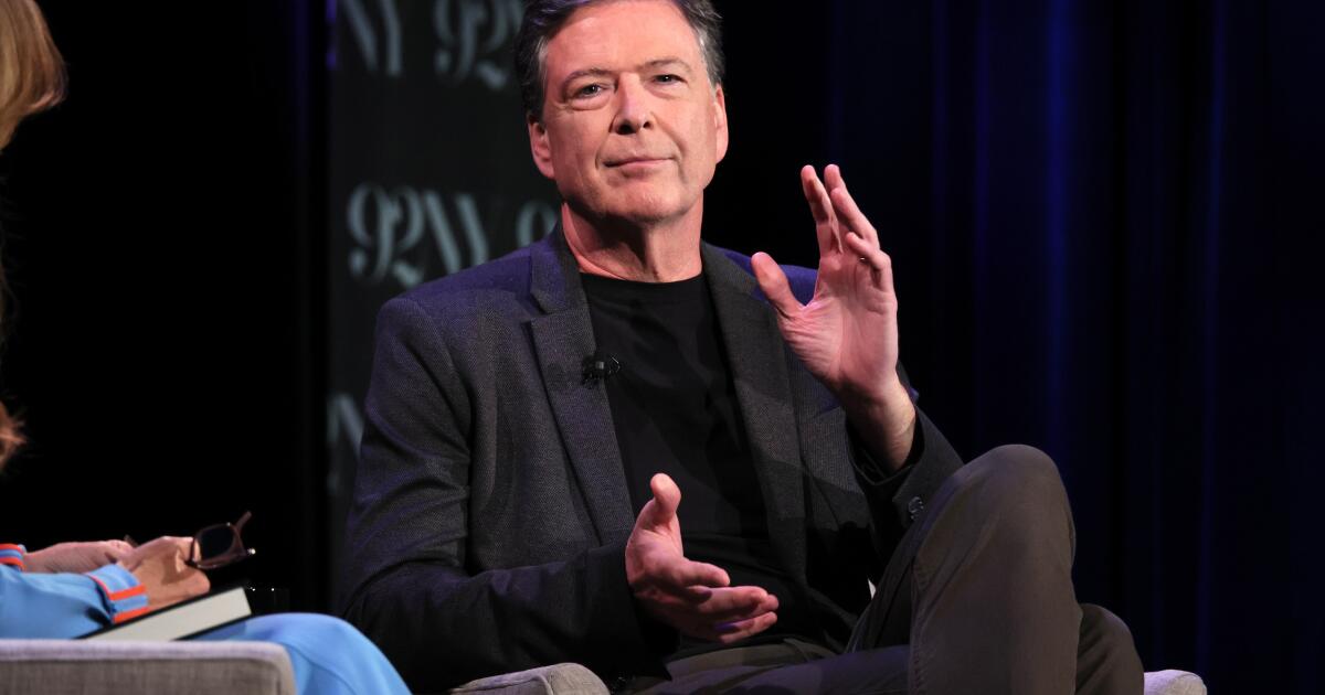 O Departamento de Justiça intimou Comey na investigação de conluio de Trump