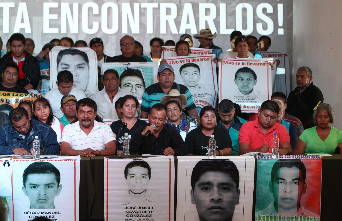 Los padres de los 43 jóvenes desaparecidos hace un año en el municipio mexicano de Iguala y estudiantes de la normal de Ayotzinapa durante una conferencia de prensa hoy, domingo 6 de septiembre de 2015, en Ciudad de México donde exigieron una reunión privada con el presidente mexicano, Enrique Peña Nieto, y que el Gobierno prorrogue indefinidamente el mandato de los expertos de la Comisión Interamericana de Derechos Humanos (CIDH). Los padres hicieron este anuncio unas horas después de que el Grupo Interdisciplinario de Expertos Independientes (GIEI) de la CIDH presentara su informe de conclusiones tras una investigación de seis meses. EFE/Mario Guzmán