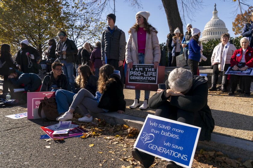 Manifestantes antiaborto se reúnen frente a la Corte Suprema en Washington, el miércoles 1 de diciembre de 2021.
