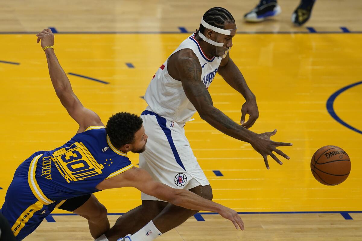 Golden State Warriors guard Stephen Curry (30) reaches for the ball next to Los Angeles Clippers forward Kawhi Leonard.