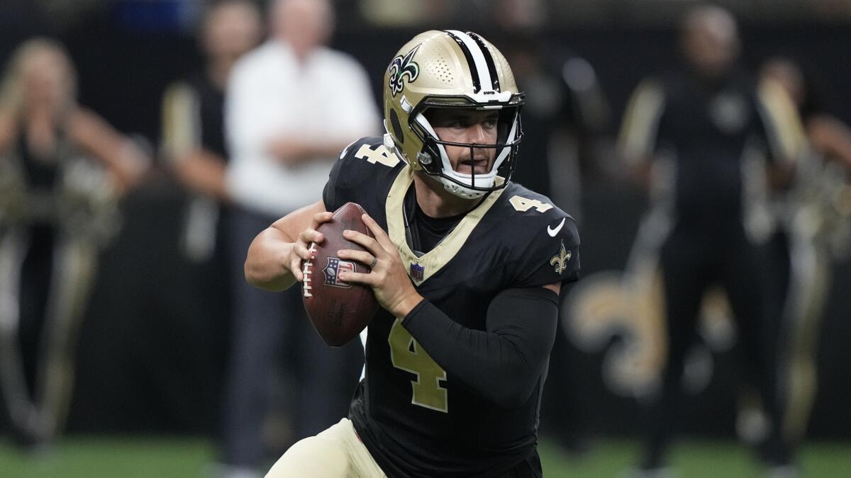 Saints QB Derek Carr starts against Tampa Bay one week after his shoulder  injury - The San Diego Union-Tribune