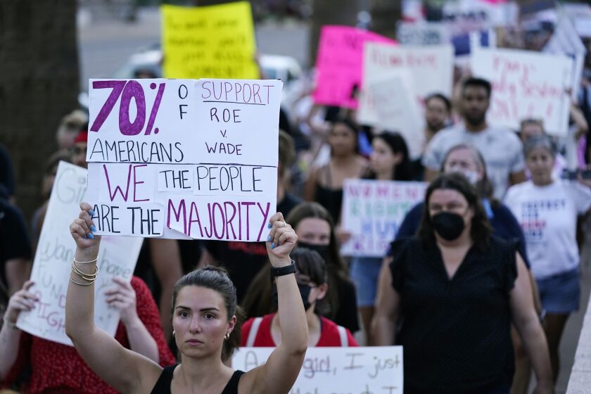 ARCHIVO - Manifestantes marchan alrededor del Capitolio de Arizona en Phoenix después de que el viernes 24 de junio de 2022 la Corte Suprema decidiera anular el fallo Roe vs. Wade. (AP Foto/Ross D. Franklin, File)