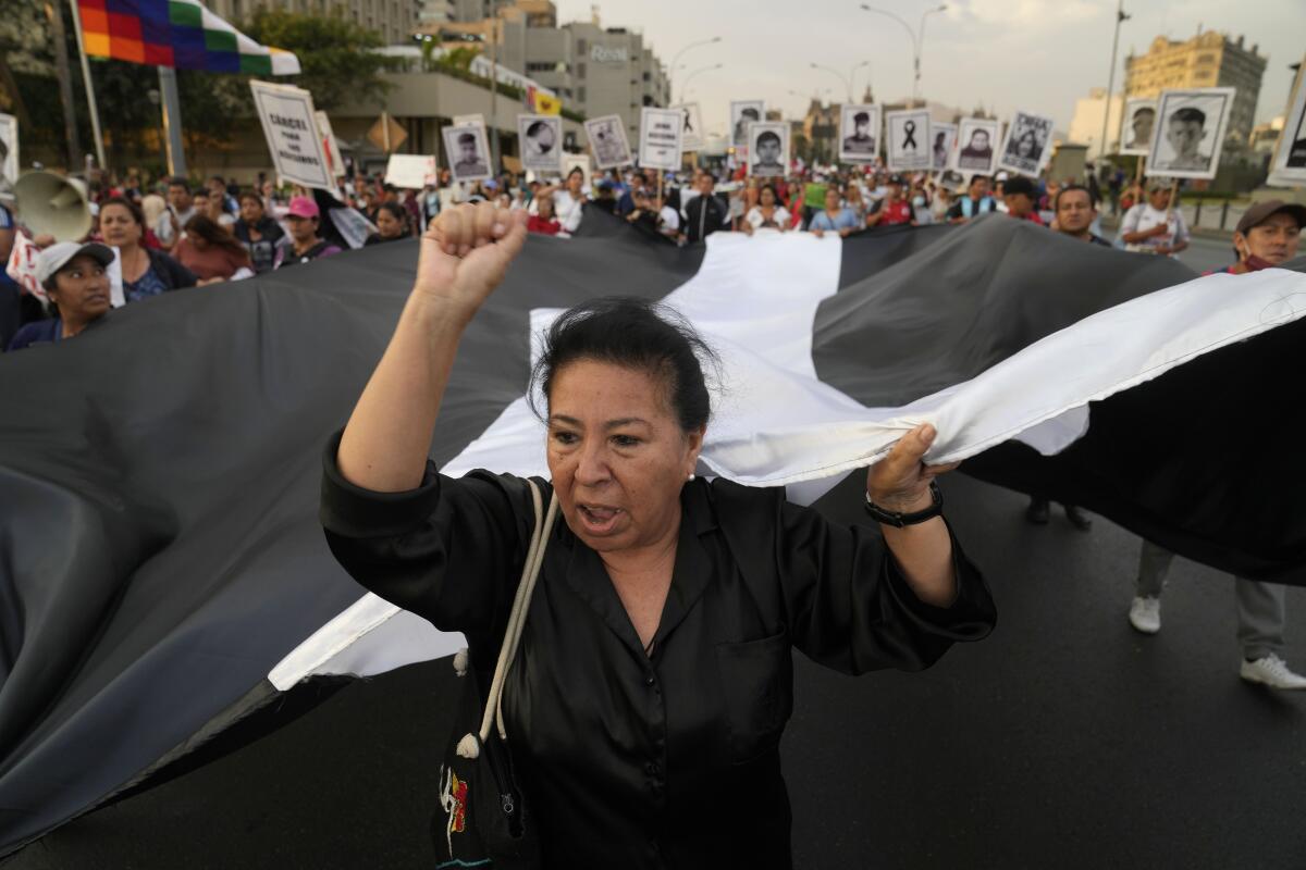 ARCHIVO - Manifestantes marchan contra la presidenta peruana Dina Boluarte en Lima, Perú, 