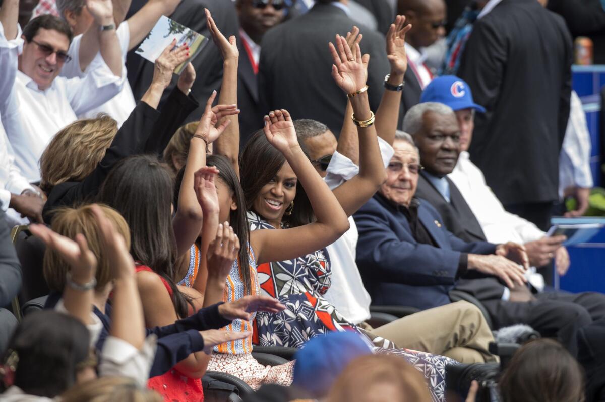 El presidente de Estados Unidos, Barack Obama (c-d), y su esposa, Michelle (c-i), junto al mandatario de Cuba, Raúl Castro (3d).