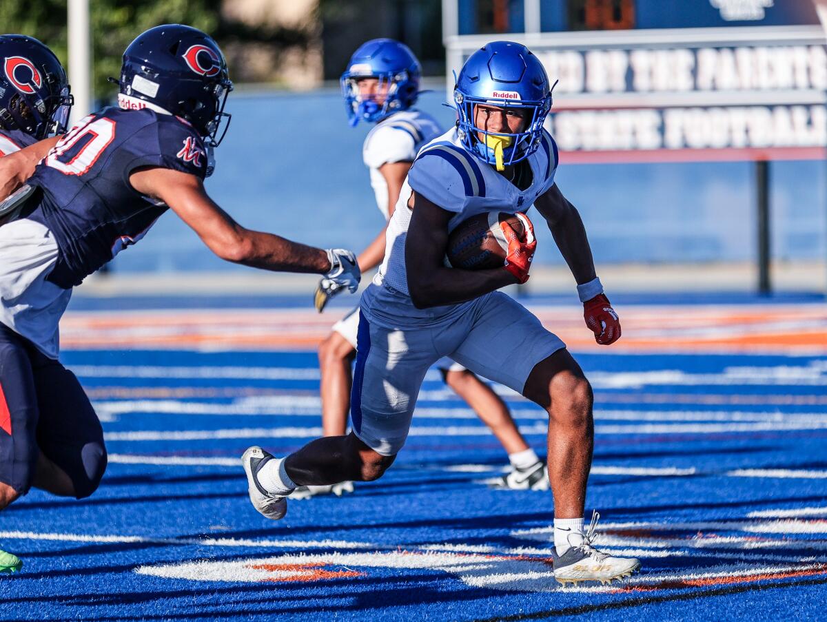 Trent Mosley of Santa Margarita makes catch during scrimmage Thursday against Chaminade.