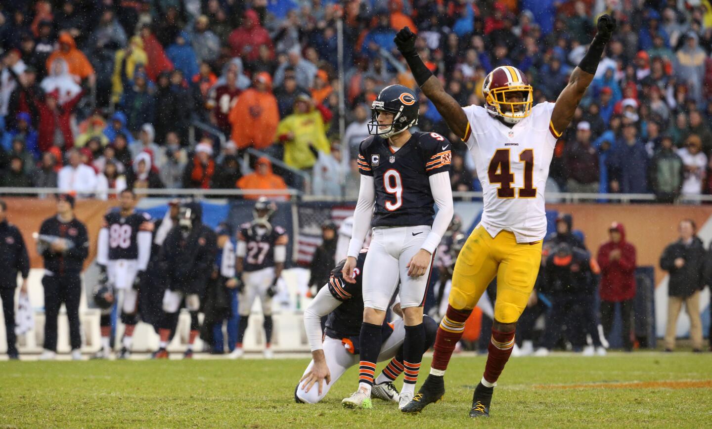 Robbie Gould watches his 50-yard field goal sail wide right in the final two minutes as the Redskins' Will Blackmon celebrates.