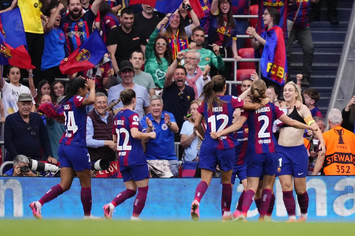 Alexia Putellas del Barcelona felicitada por sus compañeras tras anotar en la final de la Liga 