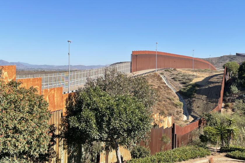 Vista de la línea fronteriza al este del Parque de la Amistad. Del lado izquierdo el muro actual y en el derecho, la barda de 30 pies de altura instalada a lo largo de a frontera.