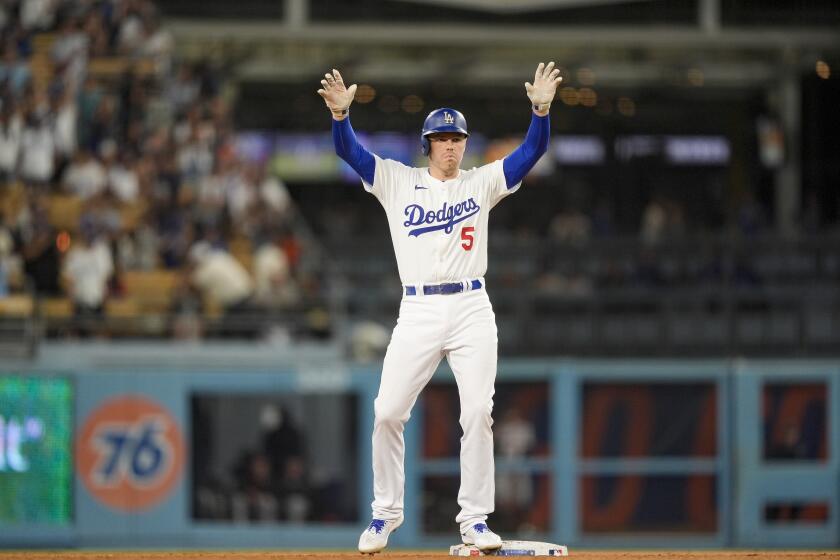 ARCHIVO - Freddie Freeman, de los Dodgers de Los Ángeles, celebra después de batear un doble con el que anotó Nick Ahmed durante la octava entrada del juego de béisbol contra los Gigantes de San Francisco, el miércoles 24 de julio de 2024, en Los Ángeles. (AP Foto/Ryan Sun/Archivo)