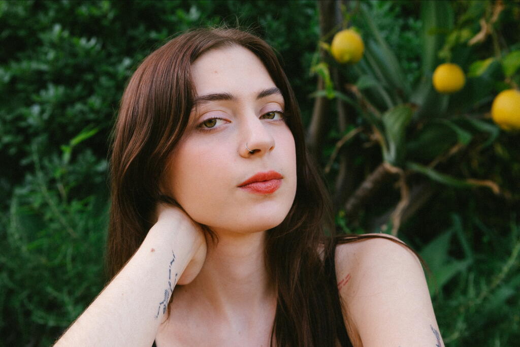 Alpines Singer 'Ceilings' singer Lizzy McAlpine on her 2024 'Older' tour - Los Angeles ...