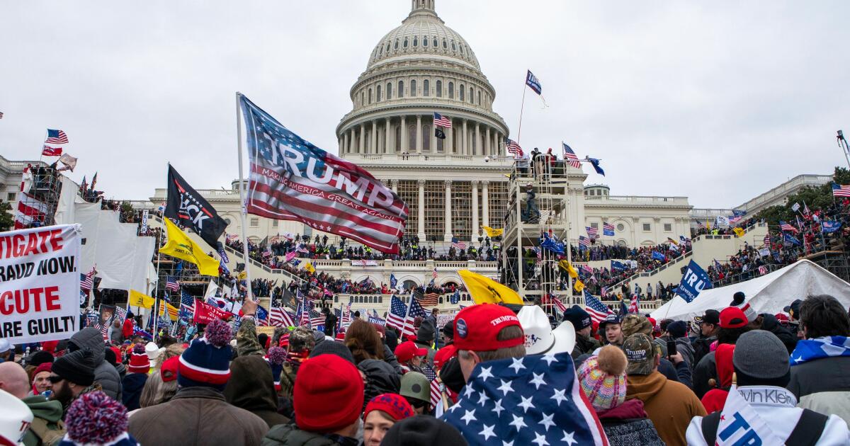 Um juiz federal está avaliando a afirmação de Trump de que ele está imune a uma ação civil pelo ataque ao Capitólio Um juiz federal está avaliando a afirmação de Trump de que ele está imune a uma ação civil pelo ataque ao Capitólio