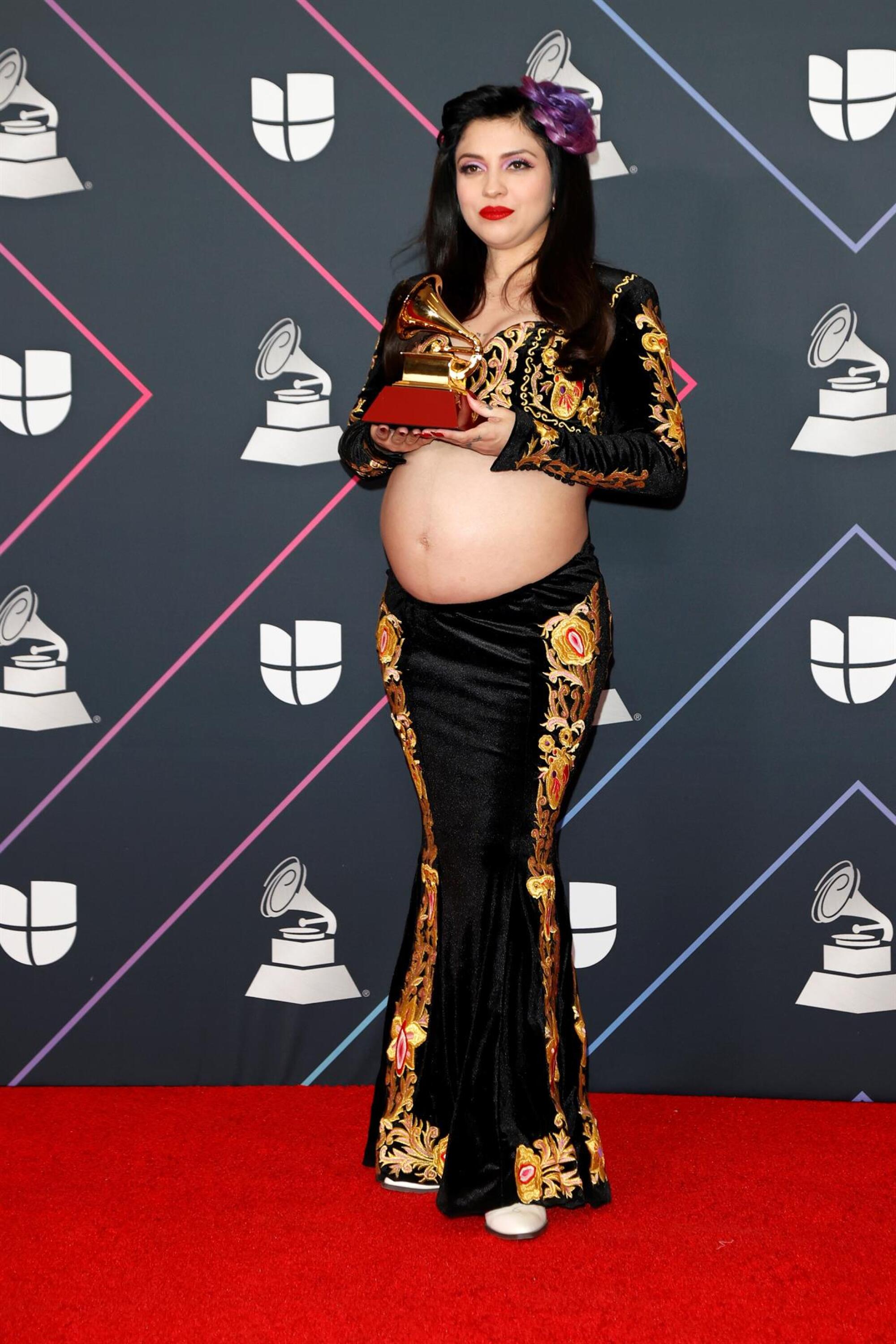 Mon Laferte mostrando su avanzado embarazo en la alfombra roja del Latin Grammy.