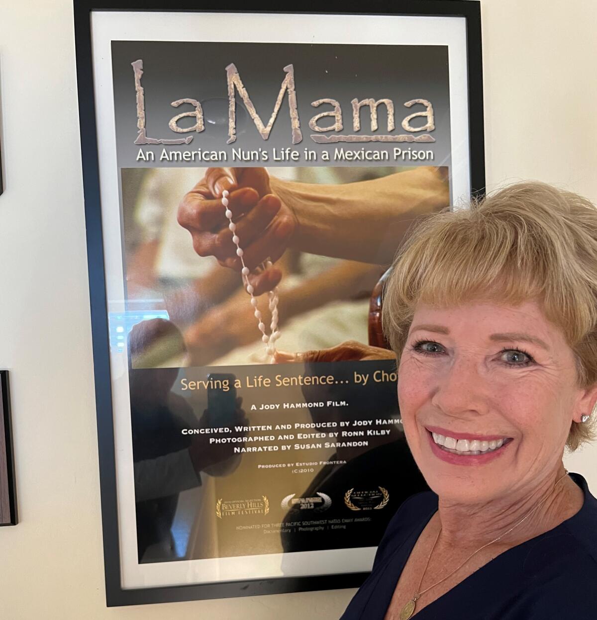 Jody Hammond posa delante de un cartel del documental que produjo La Mama