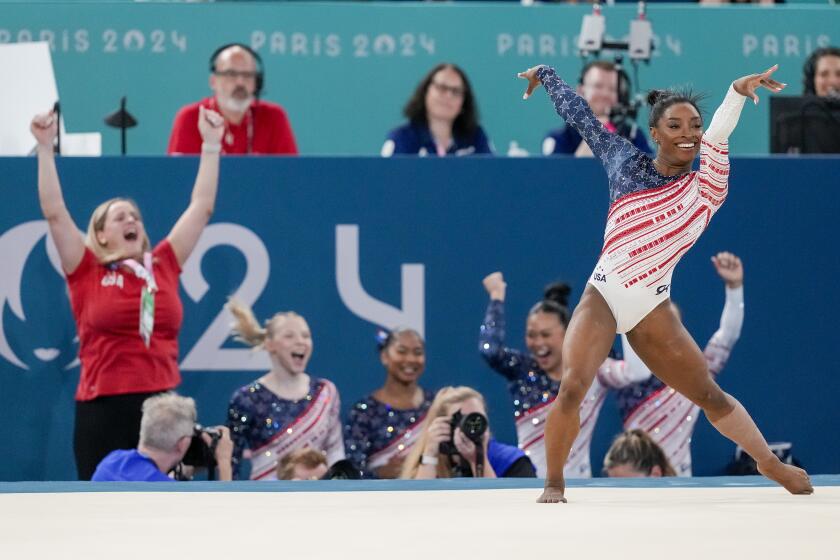 La estadounidense Simone Biles concluye su rutina de piso en los Juegos Olímpicos de París, el martes 30 de julio de 2024 (AP Foto/Natacha Pisarenko)