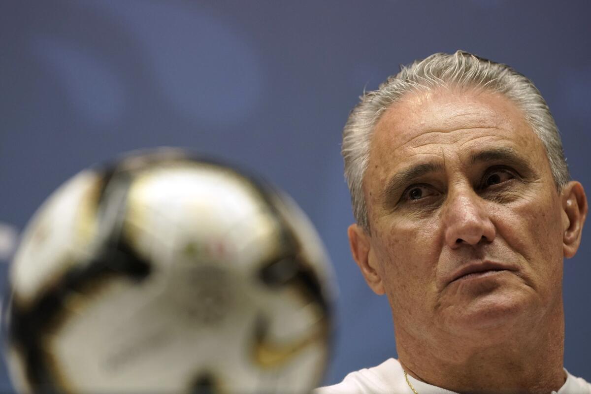 El técnico de Brasil Tite durante una rueda de prensa en el estadio Maracaná en Río de Janeiro, el sábado 6 de julio de 2019. Brasil enfrentará a Perú en la final de la Copa América el domingo.