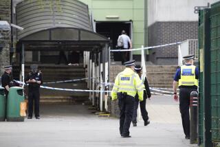 Policías acordonan la escuela Amman Valley después de que tres personas resultaron heridas, en Ammanford, Gales, el miércoles 24 de abril de 2024.(Ben Birchall/PA via AP)