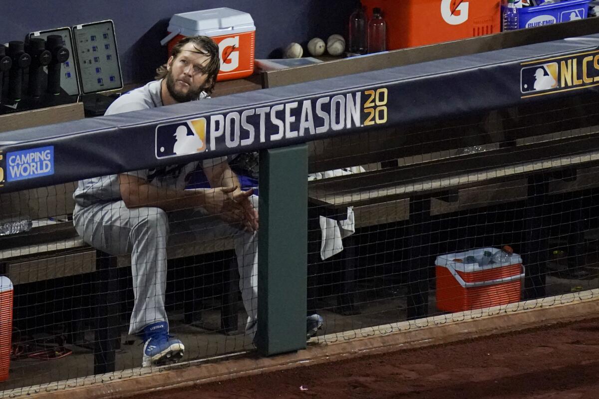 Clayton Kershaw, de los Dodgers de Los Ángeles, se sienta en el dugout luego de abandonar el cuarto juego  