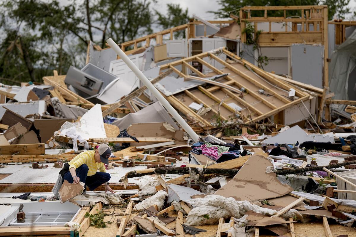 Valerie Bernhardt mira los escombros de su casa destruida por las tormentas 