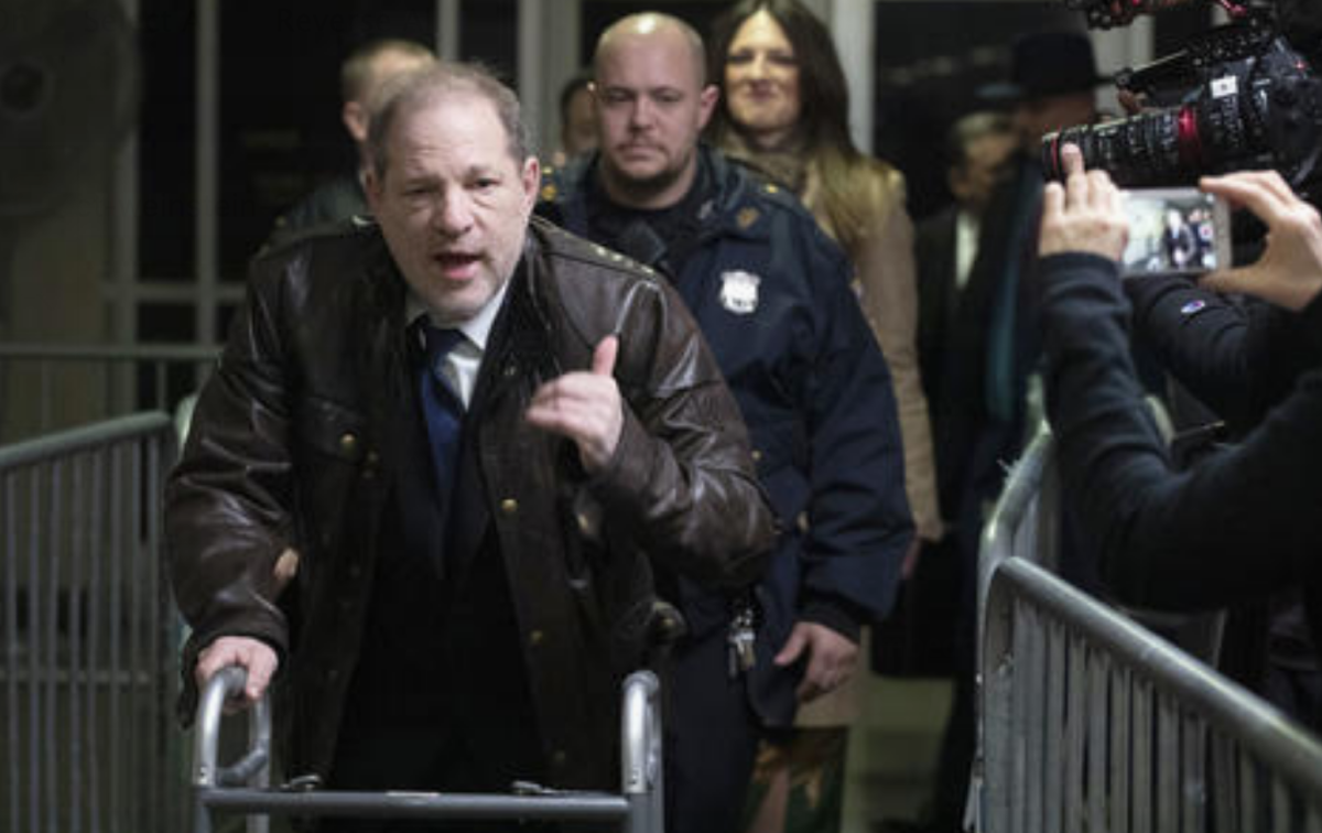 Harvey Weinstein hace un gesto al pasar junto a los reporteros al salir de una sala de tribunal de Manhattan
