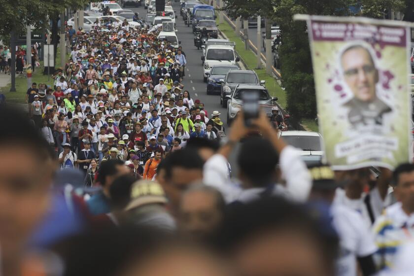 Una procesión religiosa honra a San Óscar Arnulfo Romero en San Salvador, El Salvador, el jueves 1 de agosto de 2024. Romero fue asesinado el 24 de marzo de 1980, mientras celebraba misa. (AP Foto/Salvador Melendez)