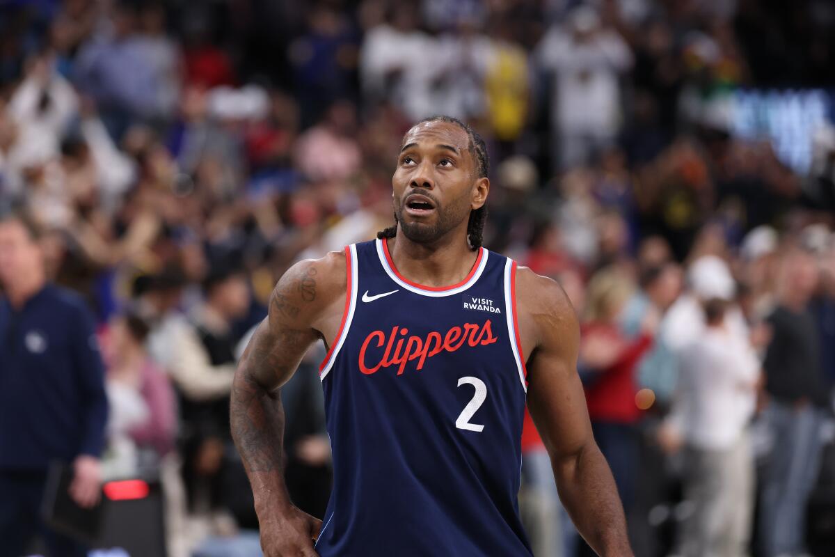 Kawhi Leonard, Clippers'ın sezon sonu yenilgisinin ardından sahayı terk etti.