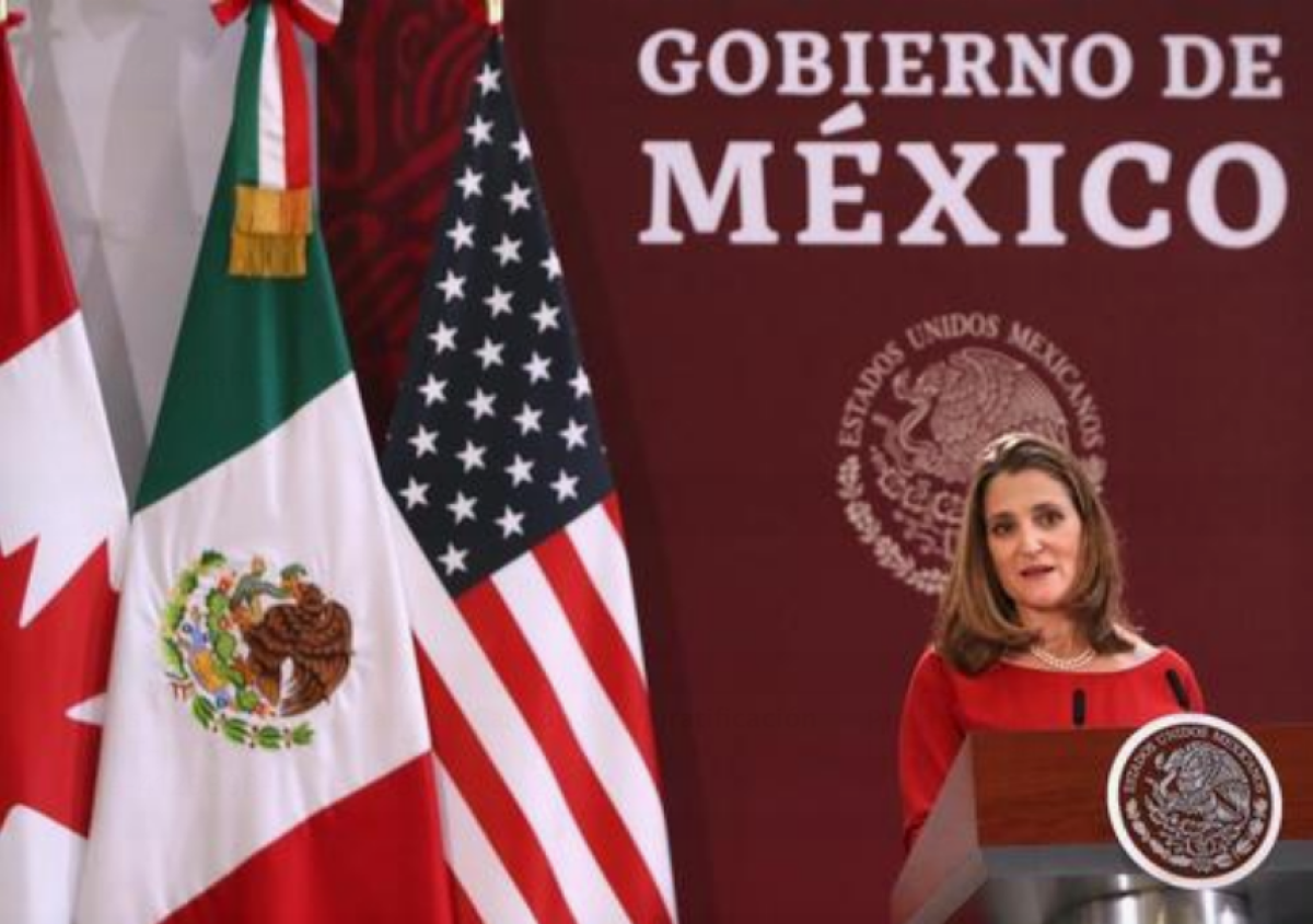 Chrystia Freeland, viceprimera ministra de Canadá, durante la firma este martes, de la nueva versión del acuerdo comercial T-MEC, en el Palacio Nacional en Ciudad de México (México), que incluye las modificaciones acordadas entre la Casa Blanca y los legisladores estadounidenses del Partido Demócrata. EFE/Mario Guzmán