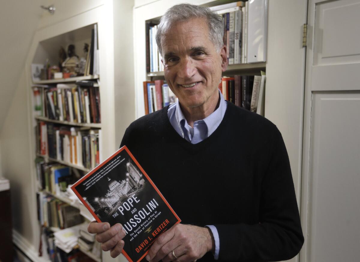 David I. Kertzer posa con su libro "El papa y Mussolini" el 20 de abril del 2015.