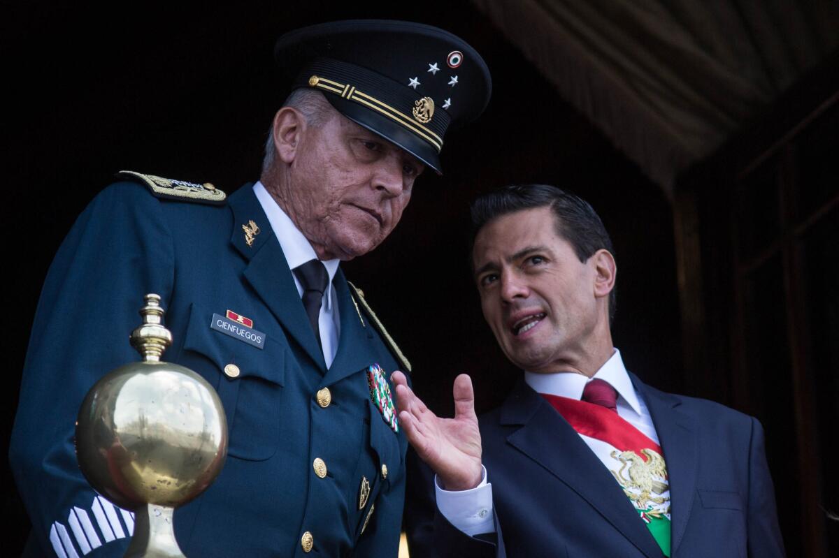 El gobierno del presidente Enrique Peña Nieto, tiene muchas preguntas por responder en materia de derechos humanos. En la foto, el presidente acompañado del secretario de Defensa Nacional, Salvador Cienfuegos Zepeda, en septiembre de 2016.