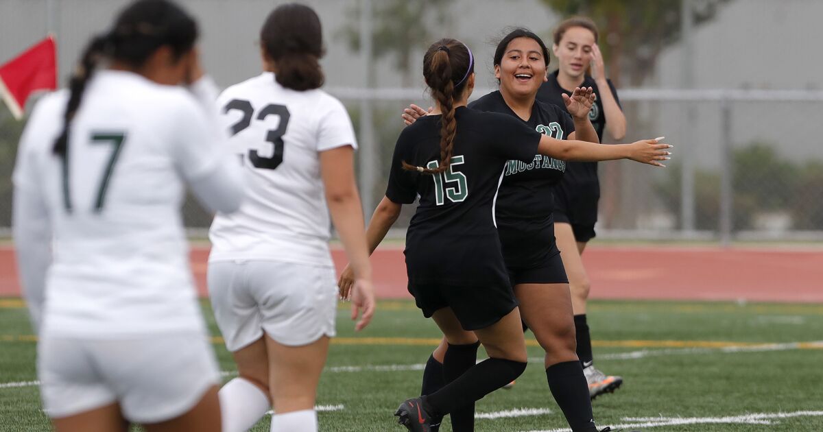 Seniors Spark Costa Mesa Girls Soccer To Third Straight League Crown Los Angeles Times Seniors Spark Costa Mesa Girls Soccer To Third Straight League Crown Los Angeles Times