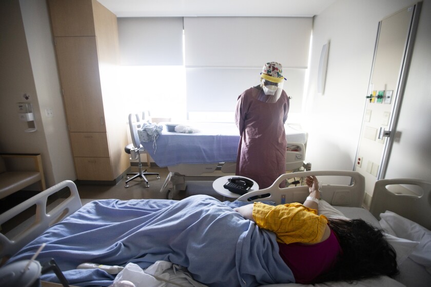 LOS ÁNGELES, CA - 8 de mayo: Quinnece Washington, de 31 años, es RN en la unidad COVID-19 en Martin Luther King, Jr., Community Hospital el jueves 8 de mayo de 2020 en el vecindario de Willowbrook ubicado en el sur de Los Ángeles, CA . Ella está trabajando con un paciente positivo a covid19. (Francine Orr / Los Angeles Times)