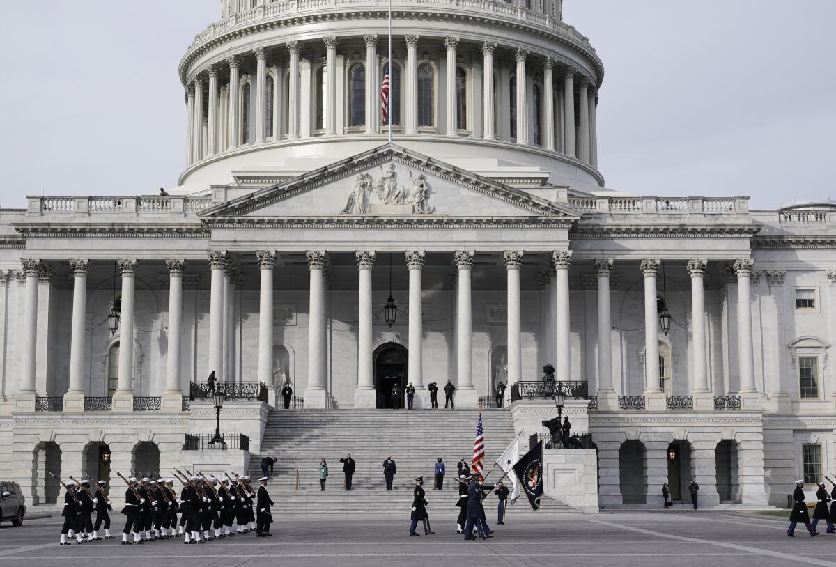 Unidades de las fuerzas militares de Estados Unidos marchan frente al Capitolio