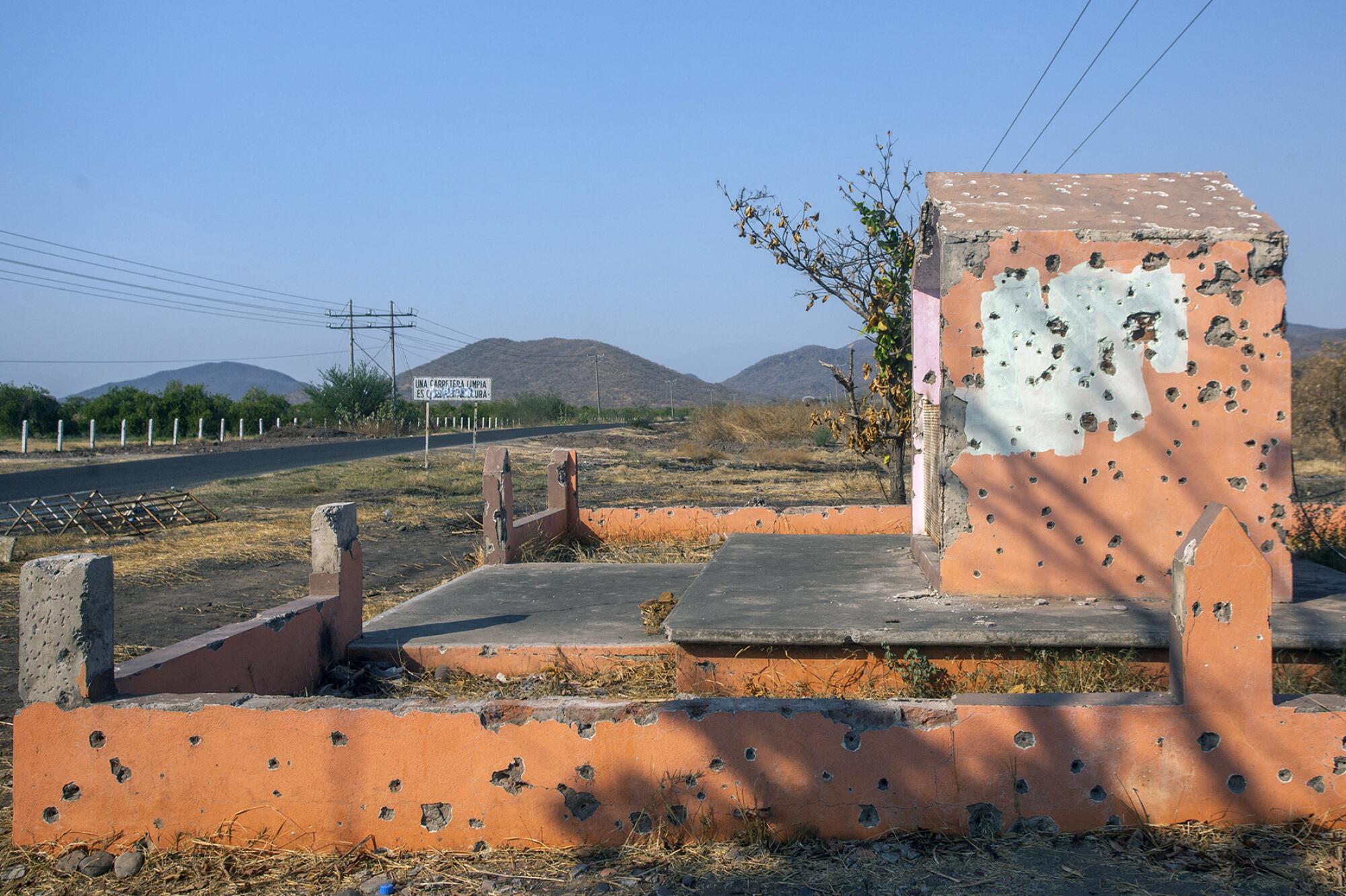 エル・アグアヘ・コミュニティの建物に銃弾の跡が見られる。 