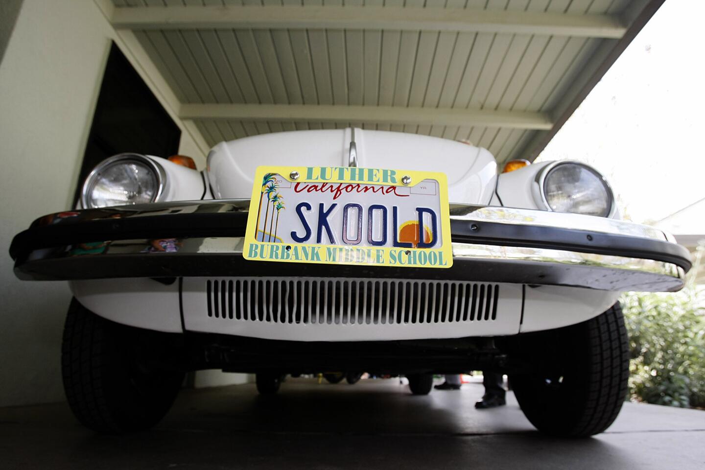 Photo Gallery: Burbank Middle School restores '79 VW beetle