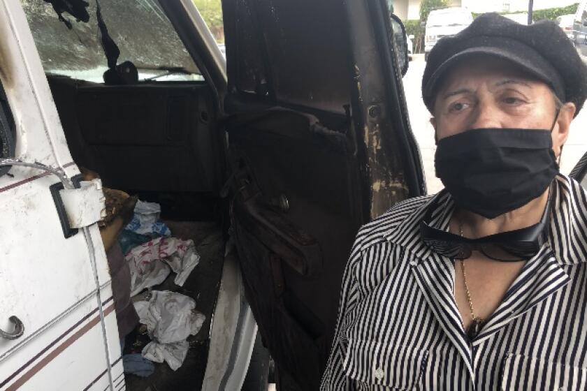 Consuelo “Conny” Gómez no puede ocultar el quebranto al mostrar su vehículo vandalizado en Boyle Heigths.
