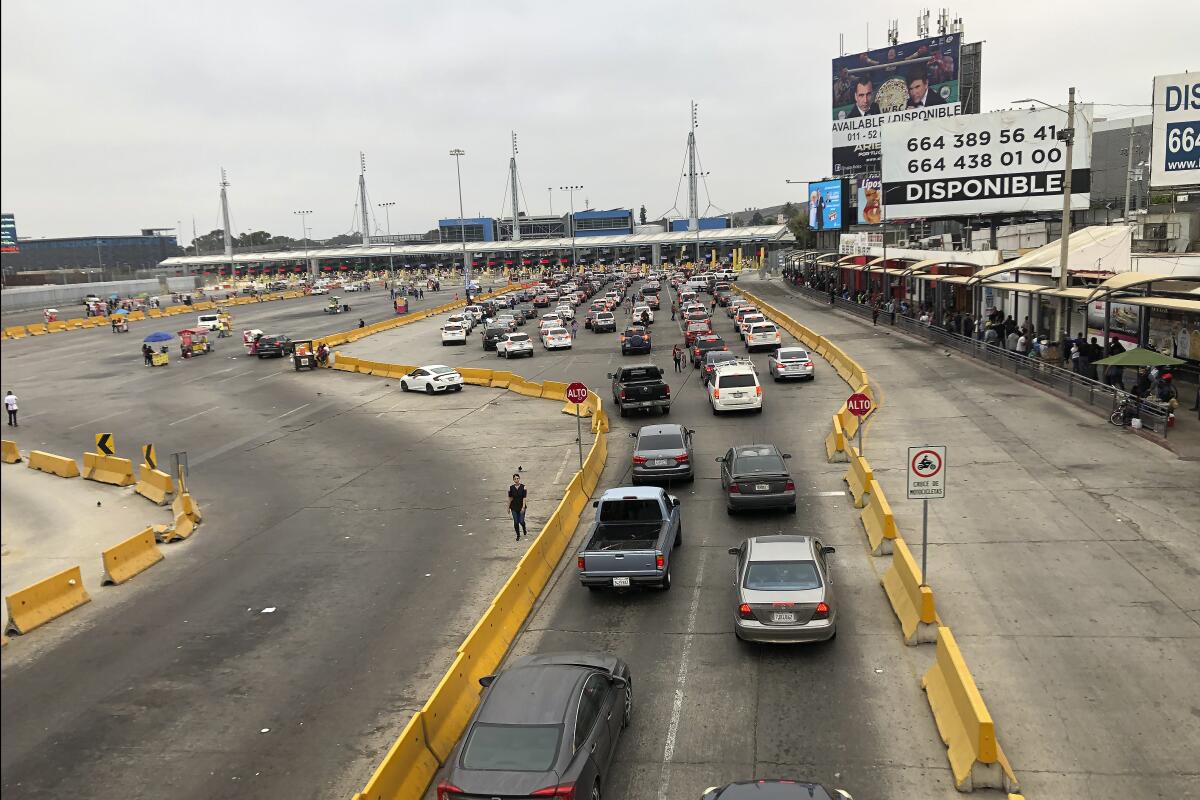 Automóviles esperan en Tijuana, México, para ingresar a Estados Unidos a través del cruce fronterizo 