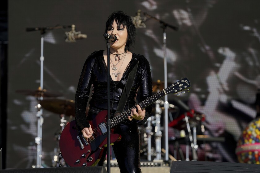 Joan Jett se presenta con Miley Cyrus en la fiesta TikTok Tailgate en 2021.