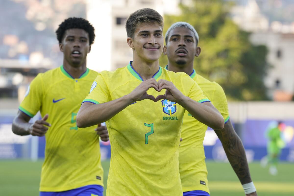 Gabriel Pirani (primer plano) celebra tras anotar el segundo gol de Brasil en la victoria 2-1 