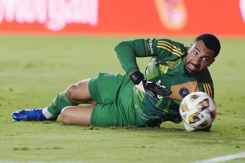 El portero del Inter Miami, Drake Callender detiene un disparo en el arco durante la primera parte del juego de la MLS ante el Philadelphia Union, el sábado 14 de septiembre de 2024, en Fort Lauderdale, Florida. (AP Foto/Marta Lavandier)