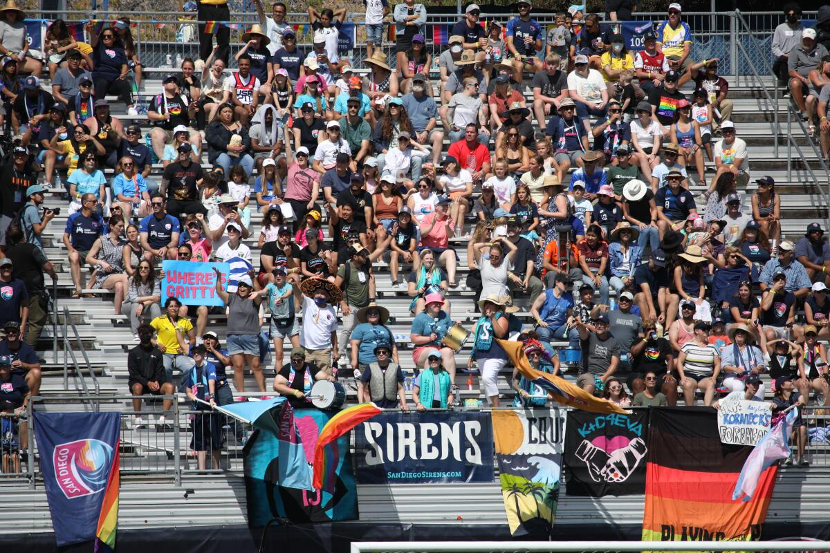 Los aficionados del San Diego Wave FC ven el partido contra el OL Reign en el Torero Stadium