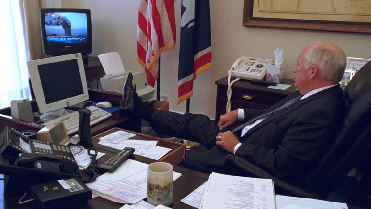 El vicepresidente Dick Cheney observa las noticias el 9 de septiembre del 2001.